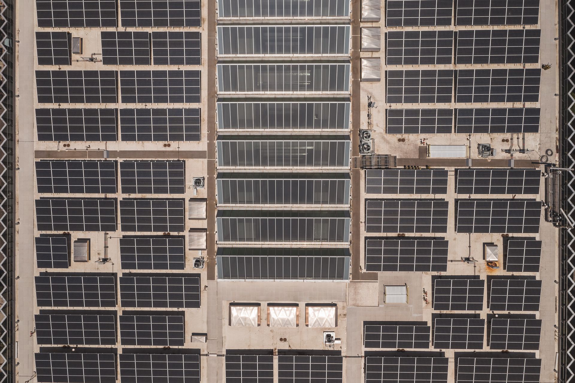 Vista dall'alto del tetto di un capannone industriale coperto di pannelli fotovoltaici